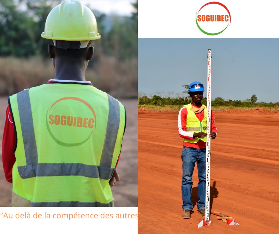 Relevés topographiques sur un chantier de la SOGUIBEC : un technicien tenant une mire sur la latérite